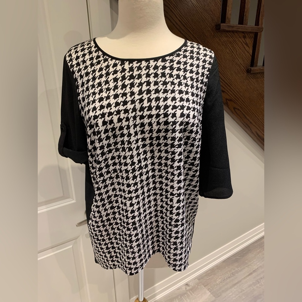 Kensie black and white top. Size Med.